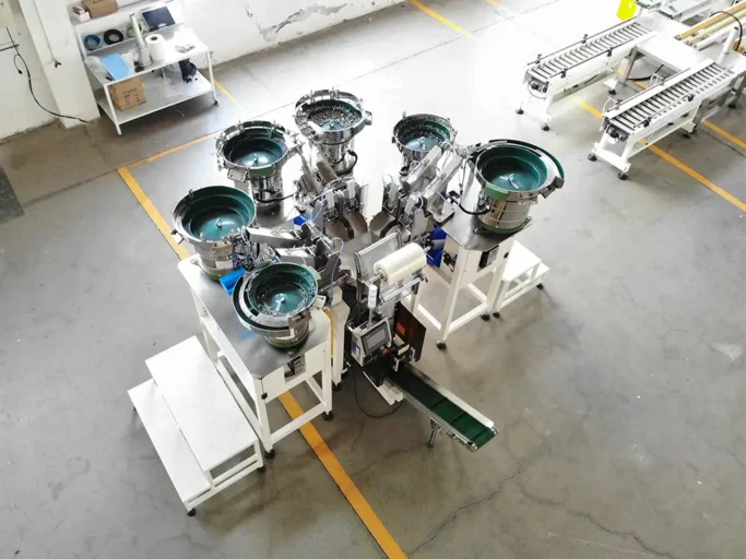 Máquina empaquetadora contadora de cierres con 6 alimentadores vibratorios de tazón